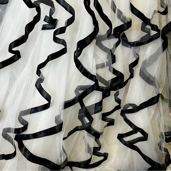 STRAPLESS White Tulle Ball Gown With Black Ribbon trim Size 12 Wedding or Prom - Picture 6 of 11